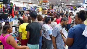Varias personas compran provisiones en un supermercado ante la llegada del huracán Beryl en Bridgetown, Barbados, el 30 de junio de 2024. 