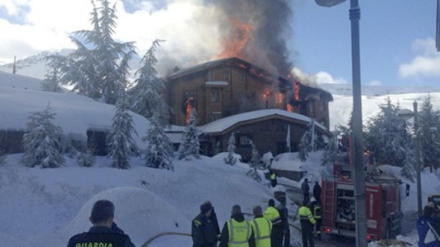 Arde un hotel en Sierra Nevada