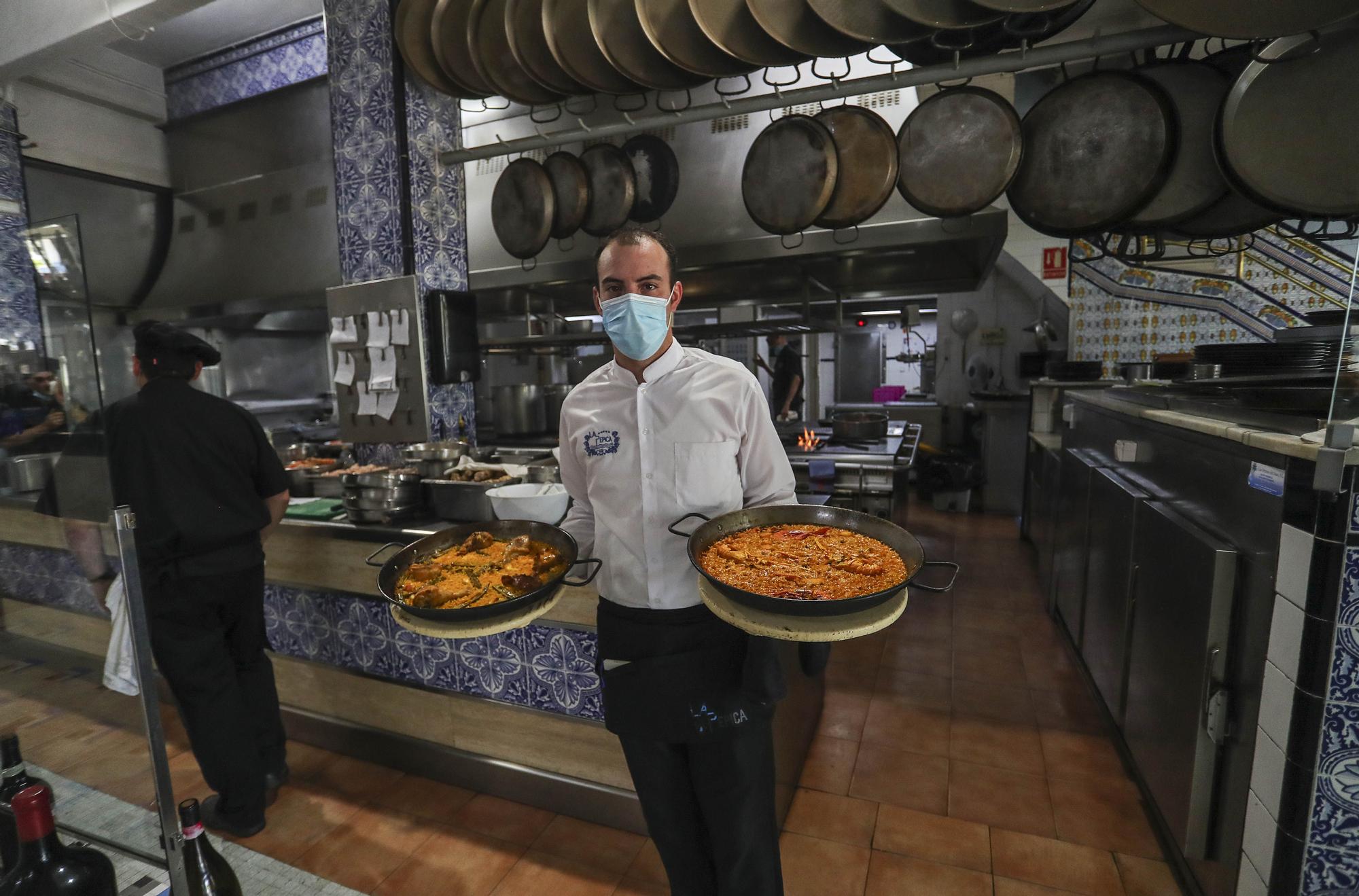 Una jornada de servicio en uno de los bastiones de la paella: La Pepica