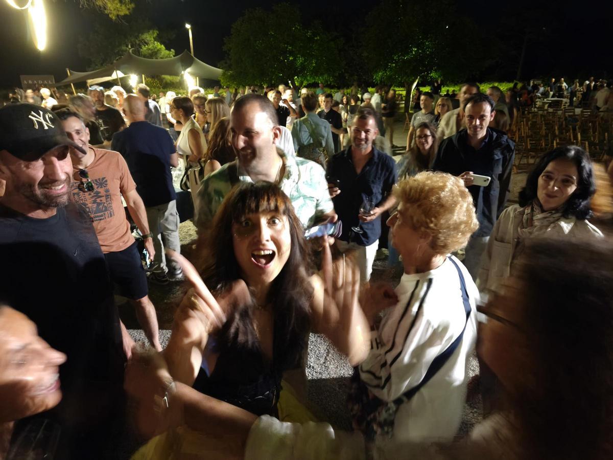 Dolo Beltrán, simpatiquíssima, atenent els seus fans després del concert