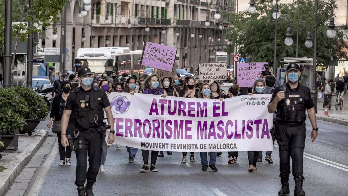 Un centenar de personas se manifiesta en Palma en contra de la violencia machista