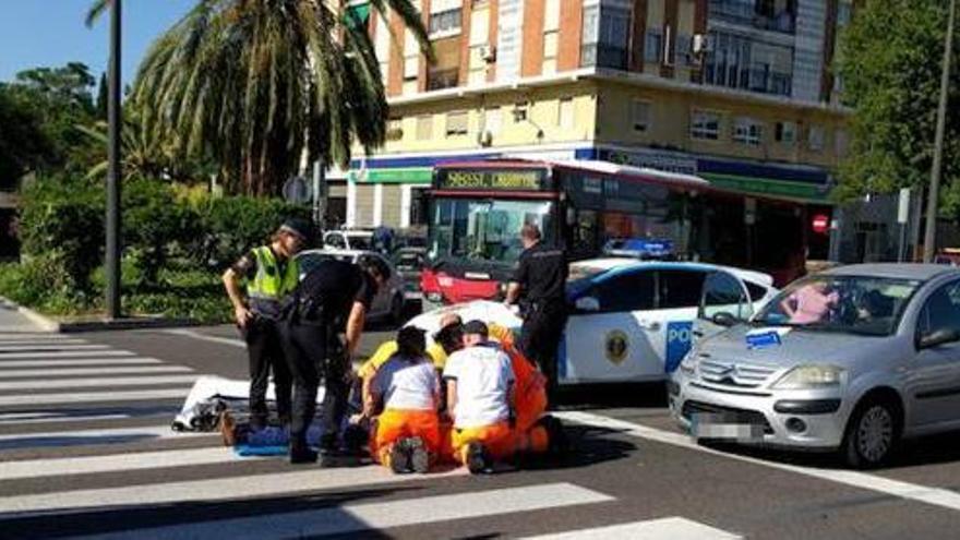 Un turista atropella con su bici a una mujer de 70 años y un coche derriba una moto en la avenida del Cid