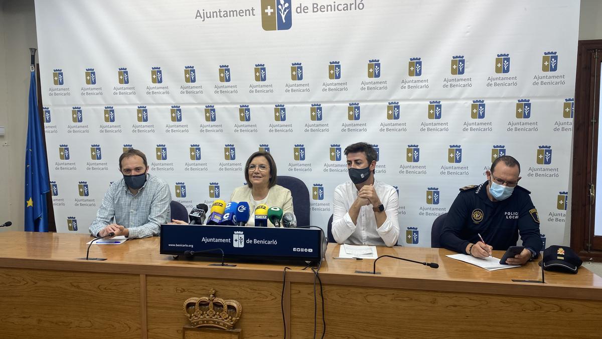 La alcaldesa, Xaro Miralles, junto a los concejales Pedro Manchón e Ilde Añó y el jefe de la Policía Local, Víctor Cheto.