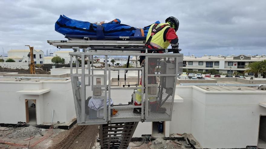 Evacuado al hospital un trabajador tras caer desde tres metros en una obra del sur de Lanzarote