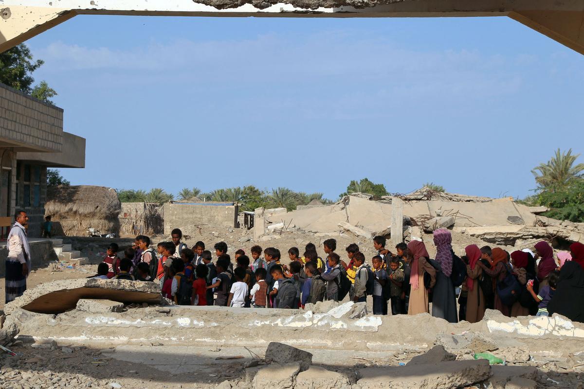 Cientos de niños de la provincia de Hodeida, en Yemen, han retomado el curso escolar en su país haciendo clases al aire libre, al encontrarse las escuelas prácticamente destruidas por la guerra.