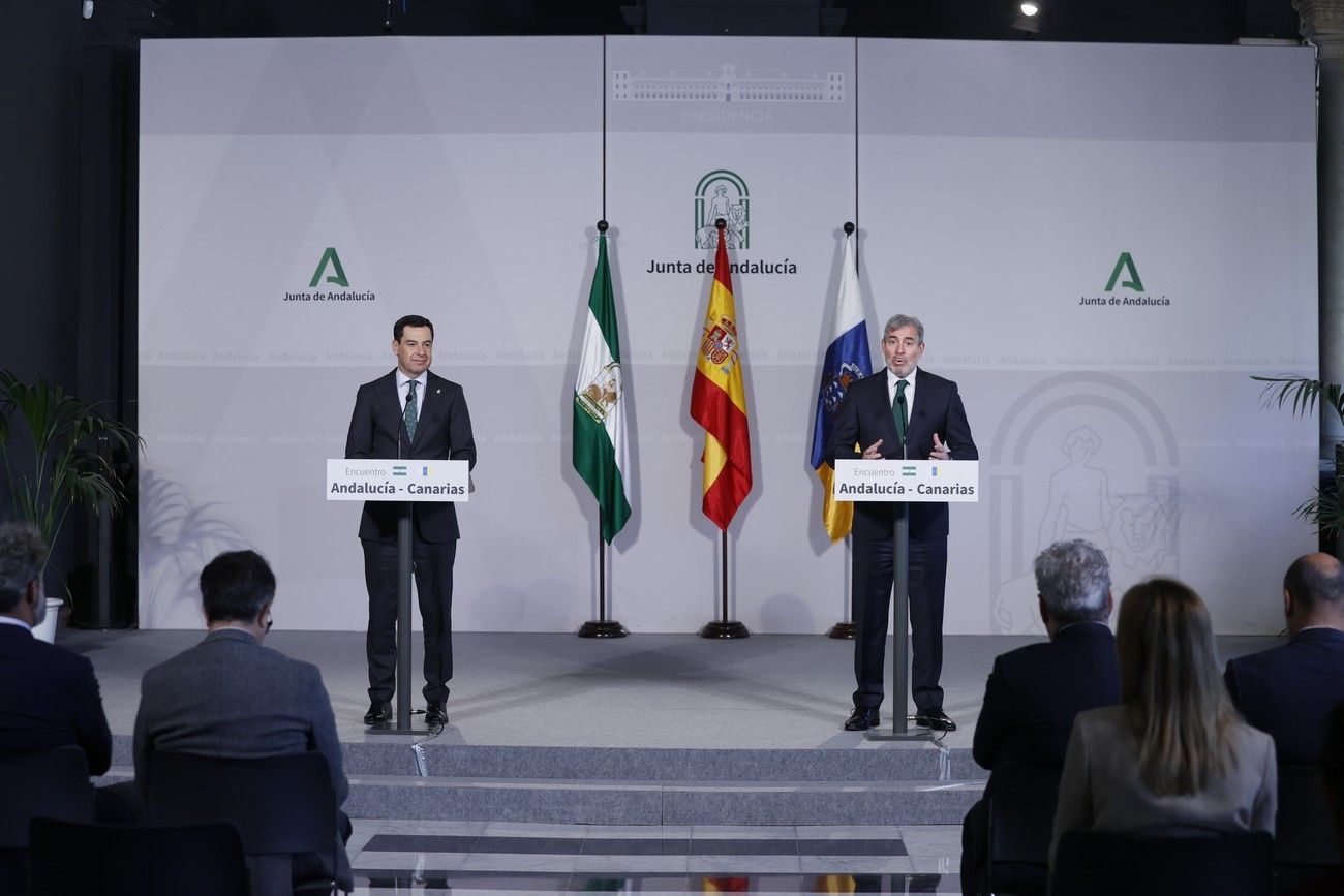 Imagen del encuentro de este miércoles entre los presidentes de Andalucía y Canarias, Juan Manuel Moreno y Fernando Clavijo