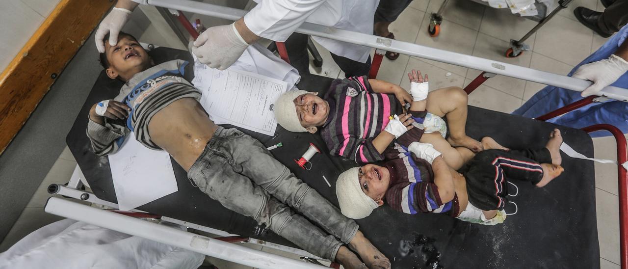Nenos feridos nun hospital de Gaza.