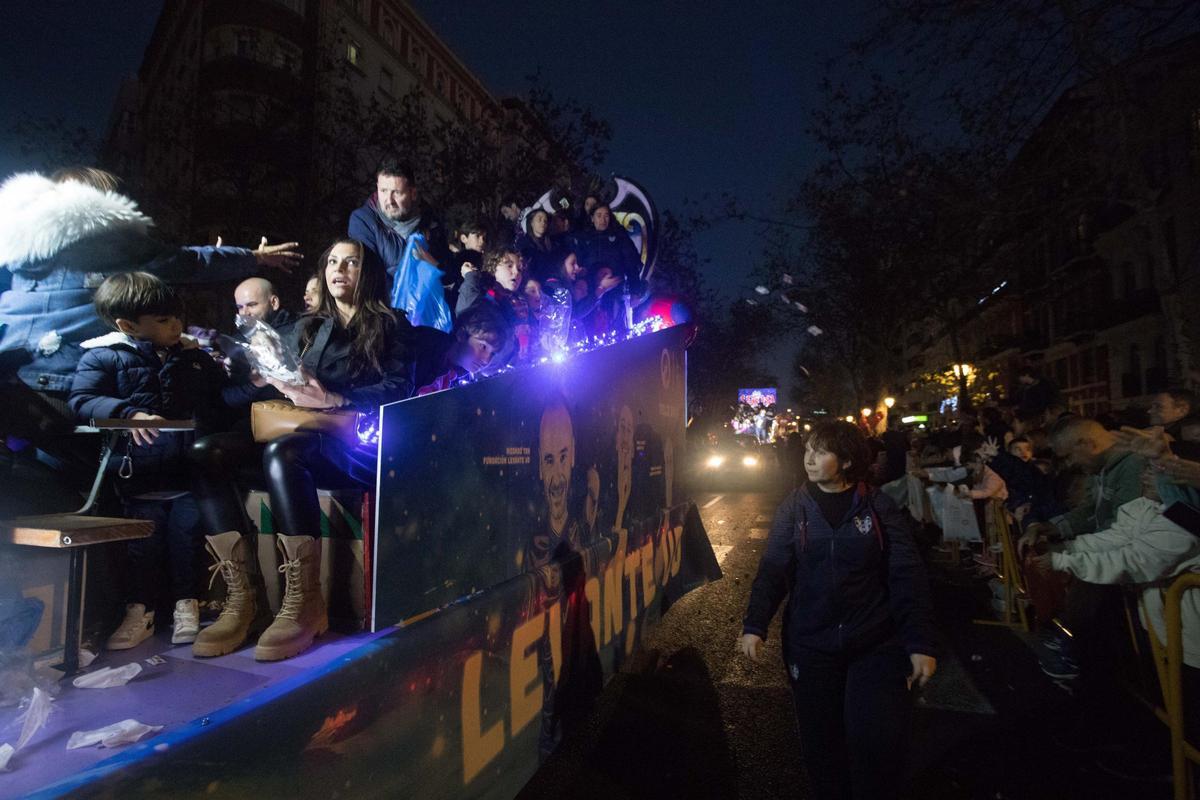 Un autobús del Levante UD reparte caramelos en la cabalgata del año pasado.