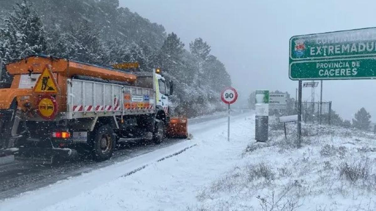 Una máquina despeja la nieve de la calzada en el norte de Cáceres, imagen de archivo.