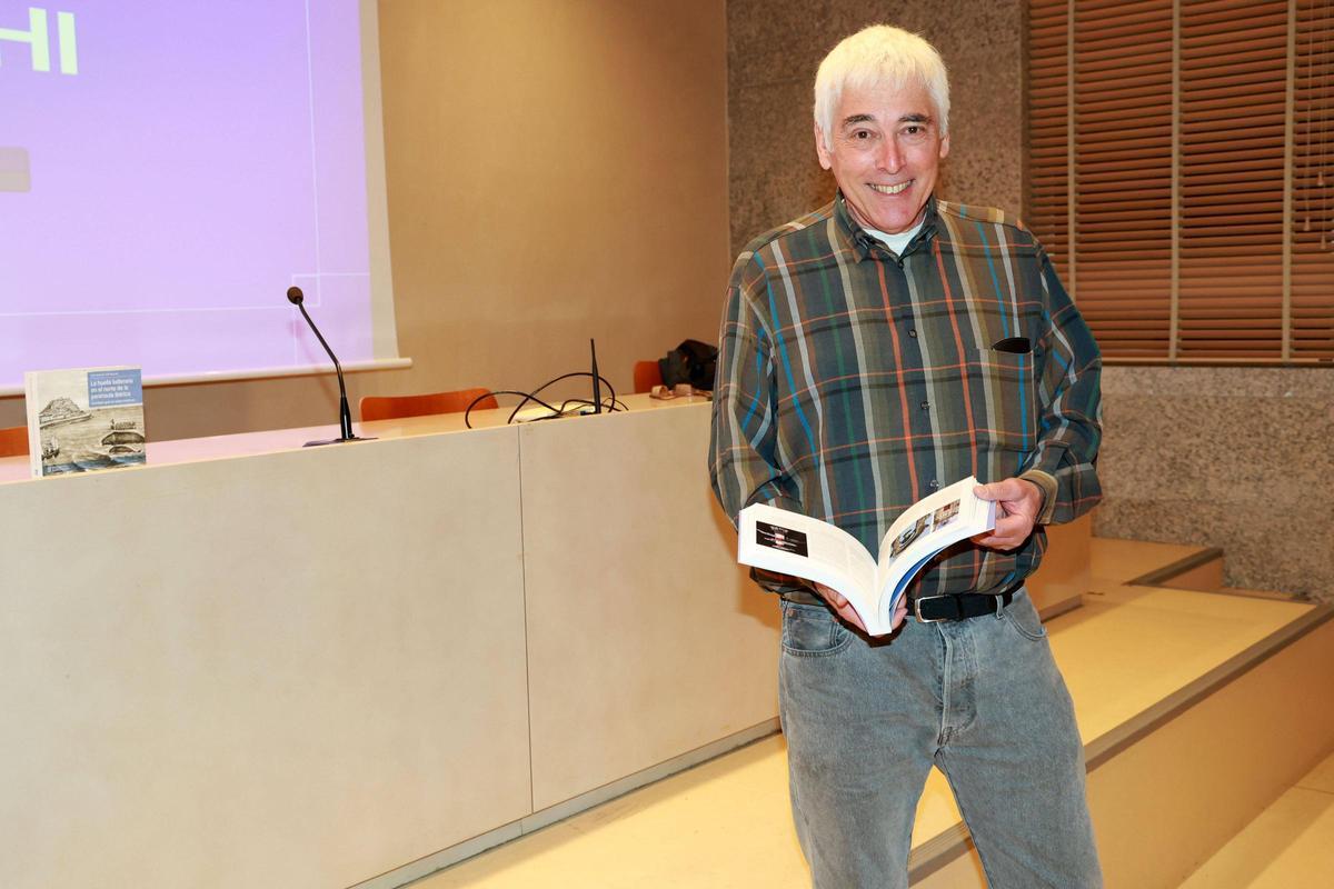 Álex Aguilar, con su obra, en el Museo del Mar.