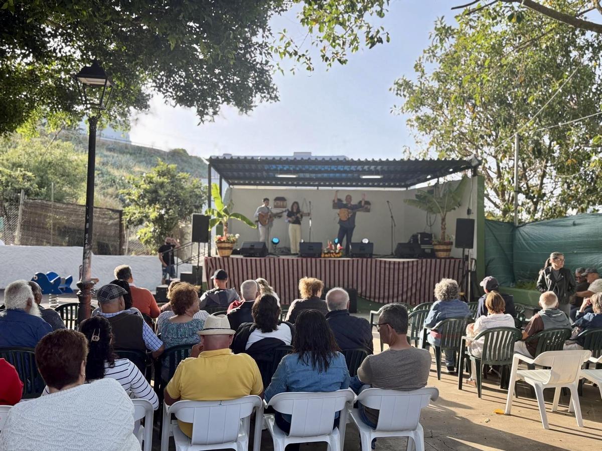 La velada contó además con la participación de la timplista Laura Martel, cuyo acompañamiento musical enriqueció una noche en la que el verso improvisado y el timple volvieron a poner de manifiesto la riqueza de la cultura popular canaria.