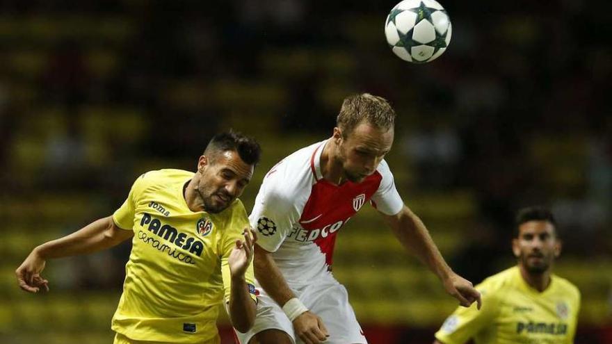 Gaspar disputa en el aire el balón con Germain.