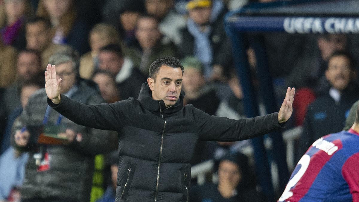 Barcelona. 12.03.2024. Deportes. Xavi en la banda durante el partido de vuelta de los octavos de final de la champions league entre el Barça y el Napoli.