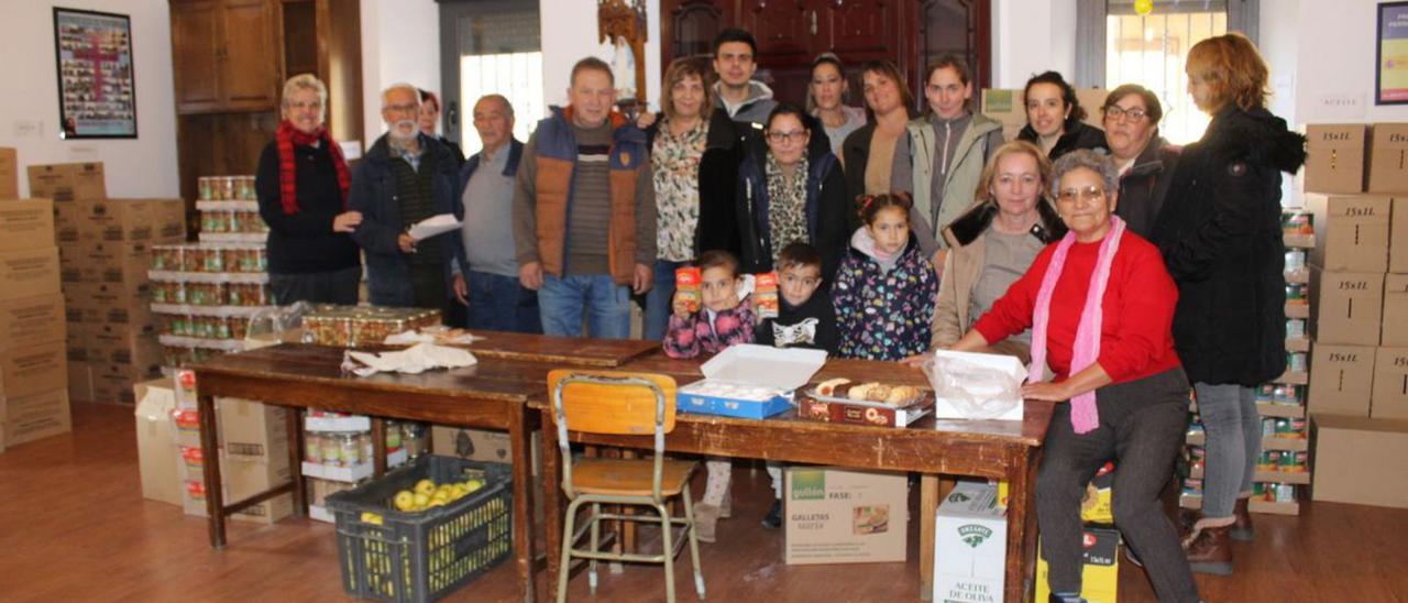 Voluntarios que colaboraron en la recepción de alimentos en El Puente. | Araceli Saavedra