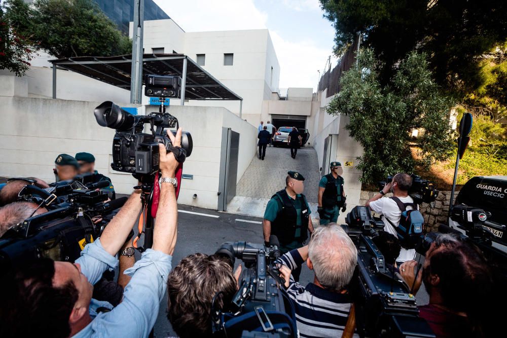 Zaplana llega a Benidorm escoltado por la Guardia Civil para el registro de su chalé