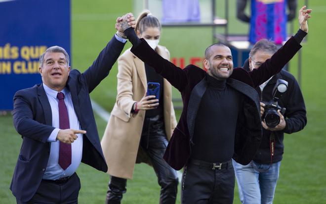 Presentación Dani Alves - Las imágenes del show que han dado la vuelta al mundo