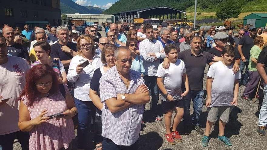 Asistentes a la concentración en la mina de Cerredo.