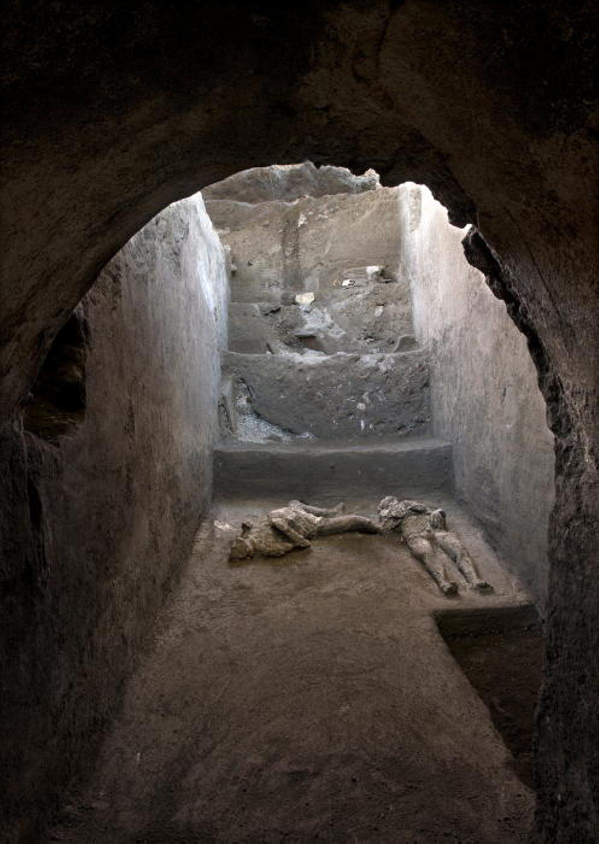 Hallan en Pompeya dos cuerpos con sus ropas.
