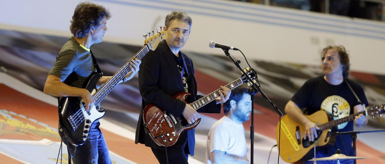 Miguel Costas, a la izquierda, con su banda