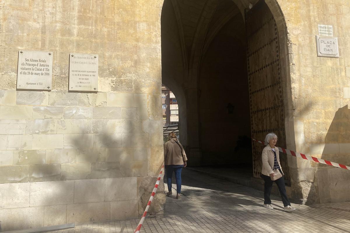 La fachada del Ayuntamiento de Elche donde se colocaban esquelas