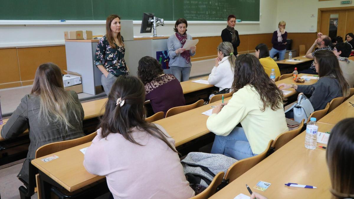 Personas realizando un examen.