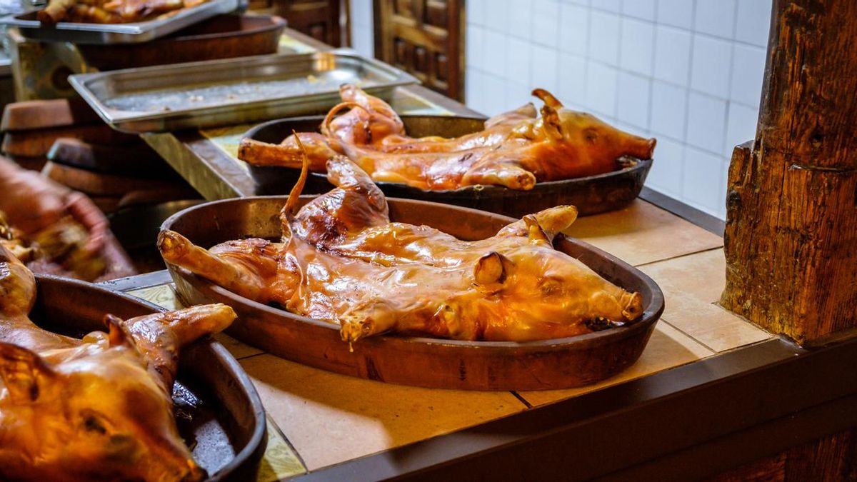Preparación sobre bandeja de barro y en horno de leña