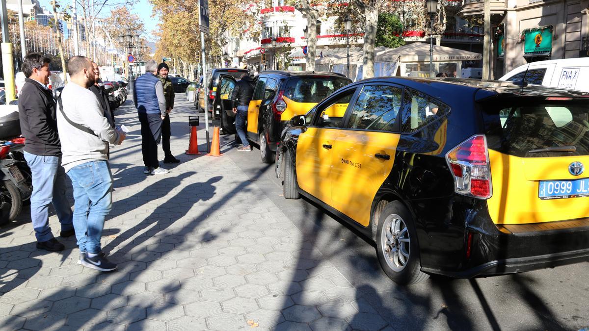 Élite Taxi denuncia que algunos hoteles de Barcelona pactan comisiones con taxistas para cobrar más a los turistas