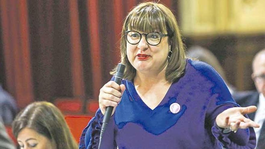 La vicepresidenta Bel Busquets contestando al PP, ayer en el Parlament.