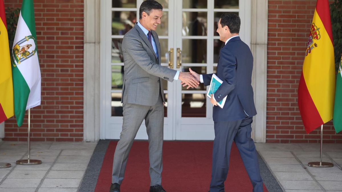 El presidente del Gobierno, Pedro Sánchez, recibe al presidente de la Junta de Andalucía, Juanma Moreno, en una imagen de archivo.