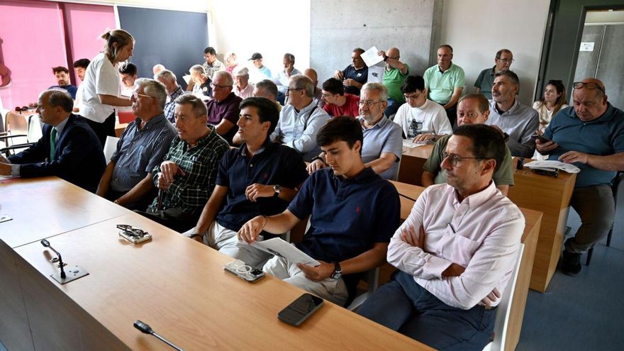 La asamblea se celebró en la sala de prensa de Pasarón.