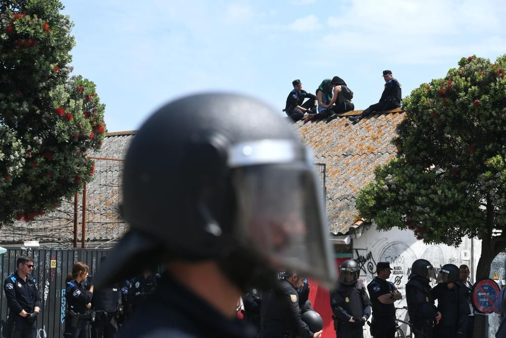 Unas 300 personas protestan en apoyo de los okupas, a los que el Concello impidió el paso a las naves