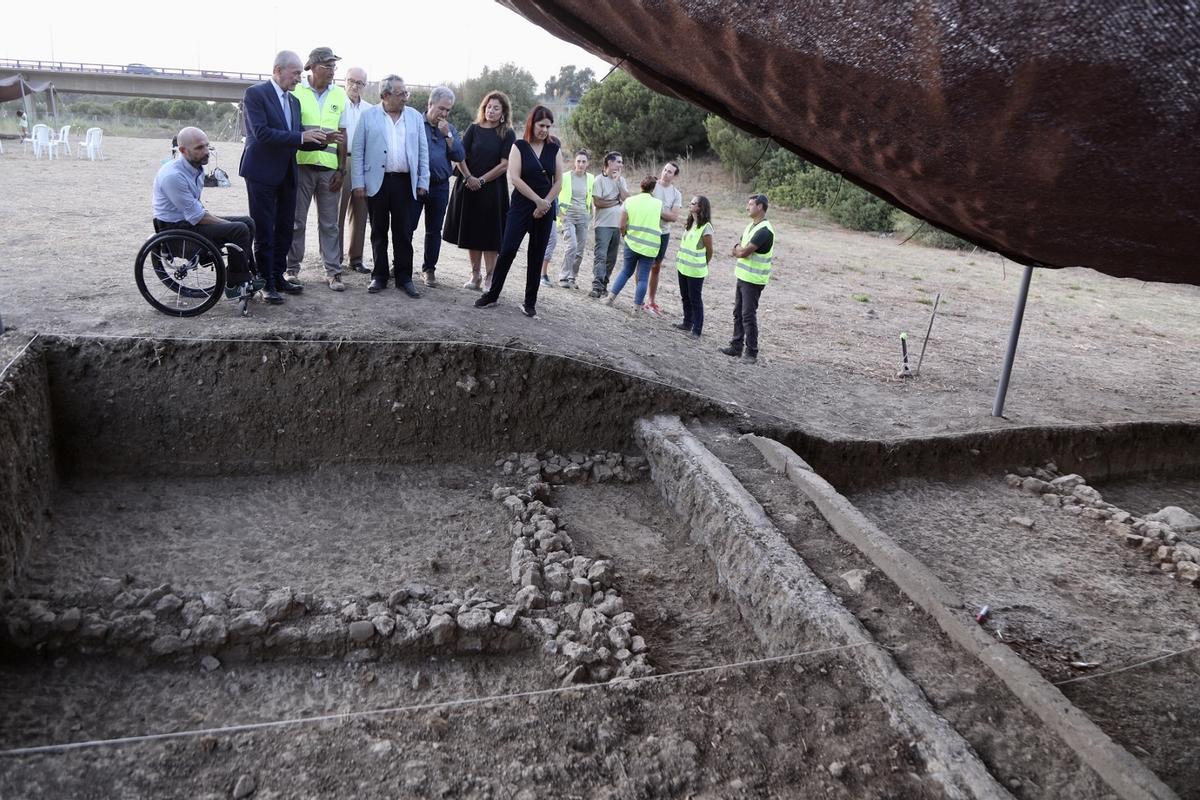 VJuan Manuel Muñoz Gambero durante la visita al yacimiento fenicio del Cerro del Villar el pasado 19 de septiembre, con el alcalde Francisco de la Torre, el rector José Ángel Narváez y el director de la campaña José Suárez, entre otros.