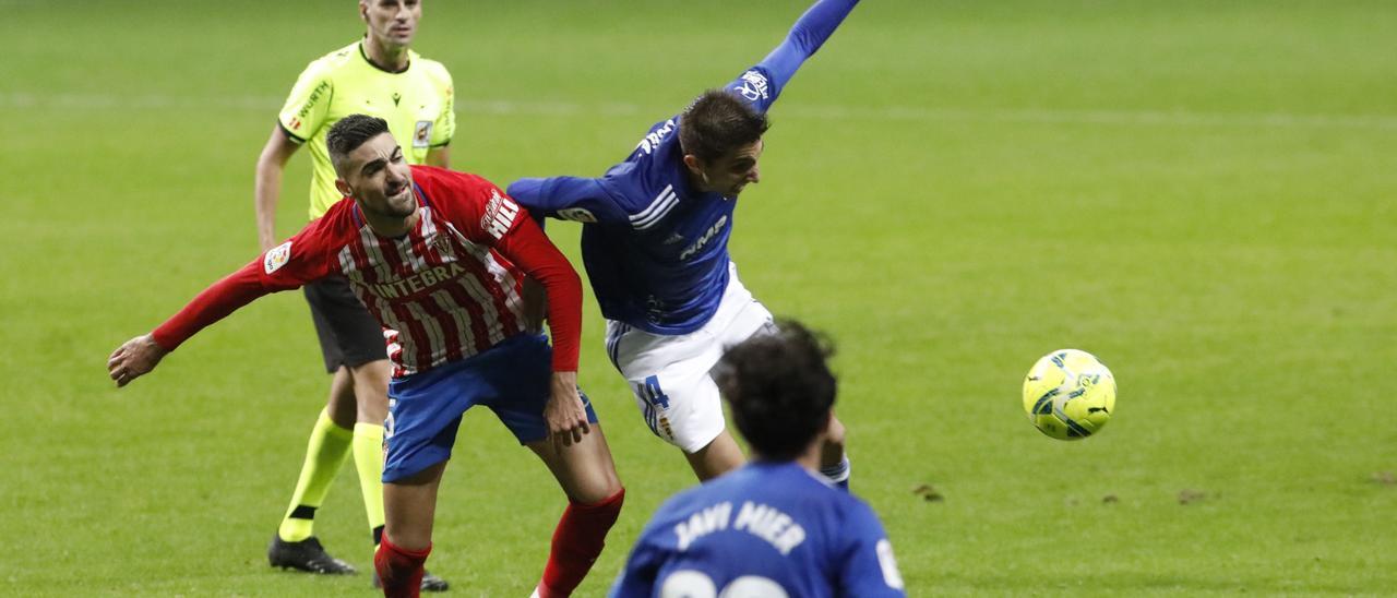 Borja López y Edgar, durante el último derbi