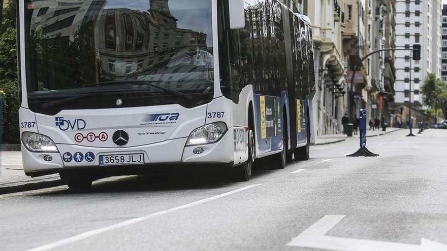 Un autobús urbano, en la calle Santa Cruz.