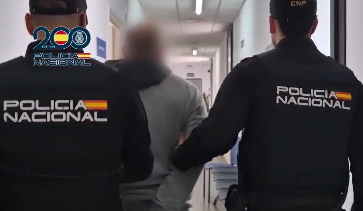 Agentes de la Policía Nacional trasladan a uno de los detenidos por el crimen de Natzaret.