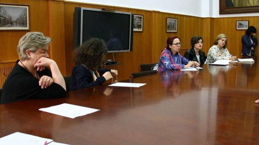 Asistentes a la reunión de Concello, Acrofam y centros educativos locales. // Bernabé / Wendy Carolina