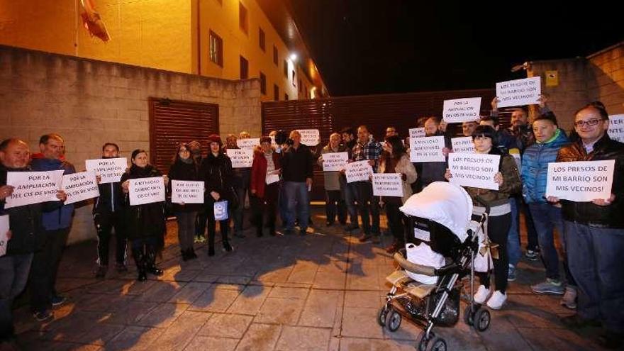 Los concentrados ayer delante del CIS de la Avenida de Madrid. // M. G. B.