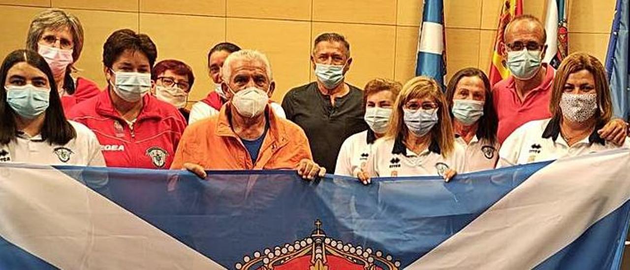 El equipo femenino de petanca de A Carrasca, en el Concello.