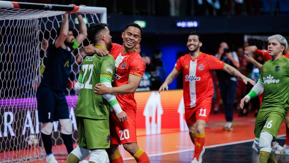 Chispi, portero del Jimbee Cartagena, es felicitado por sus compañeros tras conquistar el tercer puesto