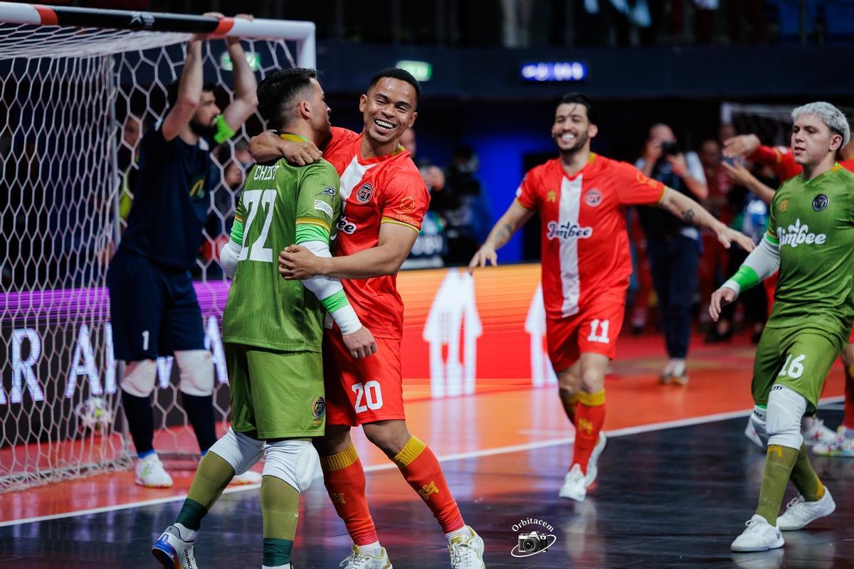 Chispi, portero del Jimbee Cartagena, es felicitado por sus compañeros tras conquistar el tercer puesto