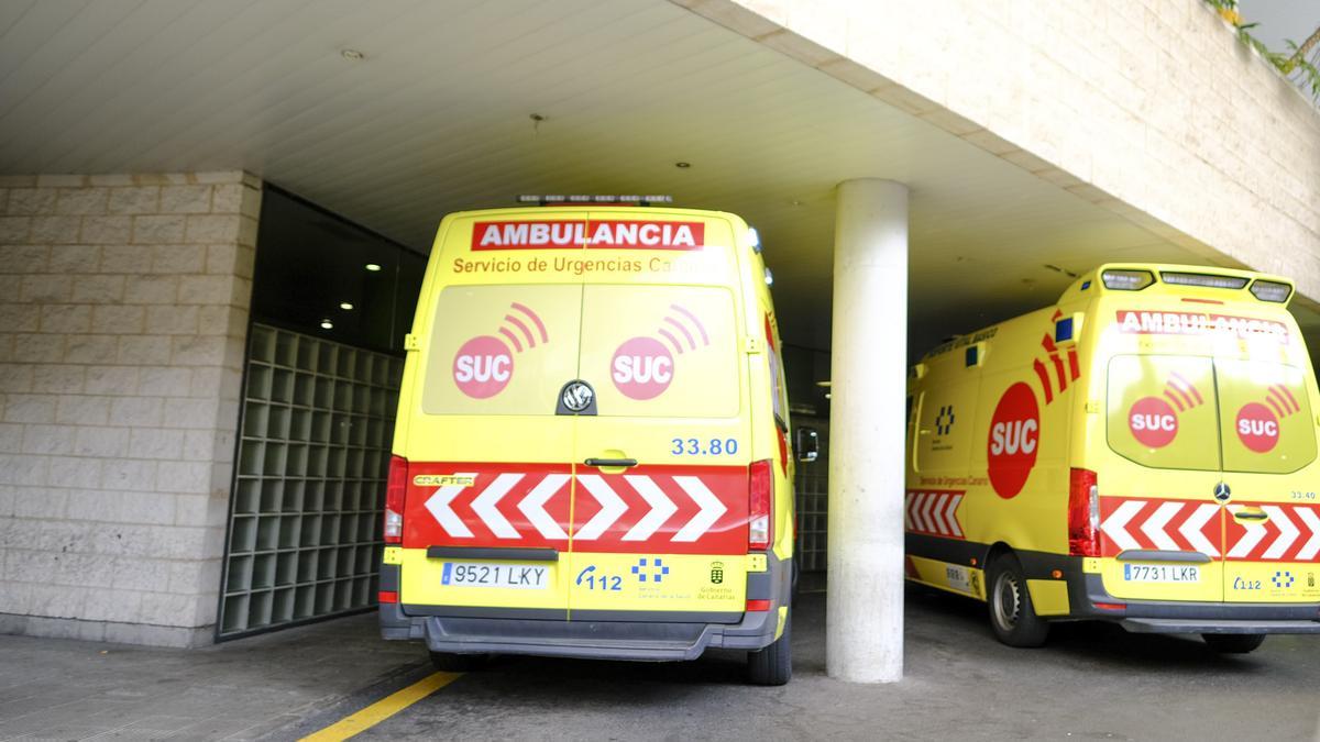 Dos ambulancias a las puertas del servicio de Urgencias del Hospital Doctor Negrín.