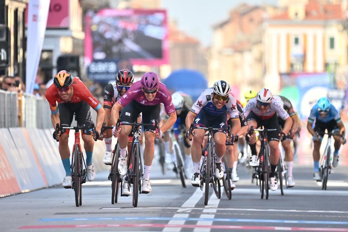 El ciclista francés Arnaud Démare (Groupama-FDJ) gana la 13ª etapa del Giro de Italia 2022, entre Sanremo y Cuneo