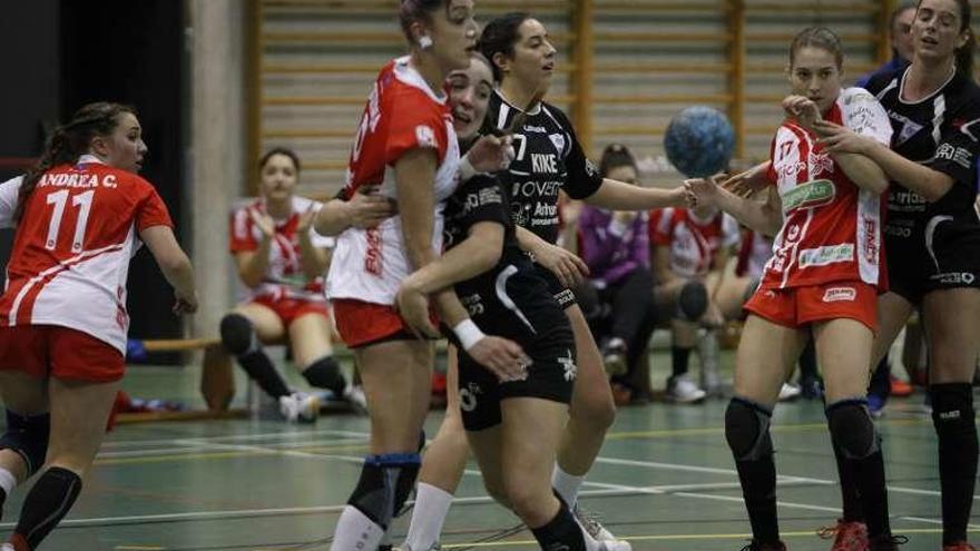 Un momento del partido entre el Balonmano Gijón y el Oviedo.