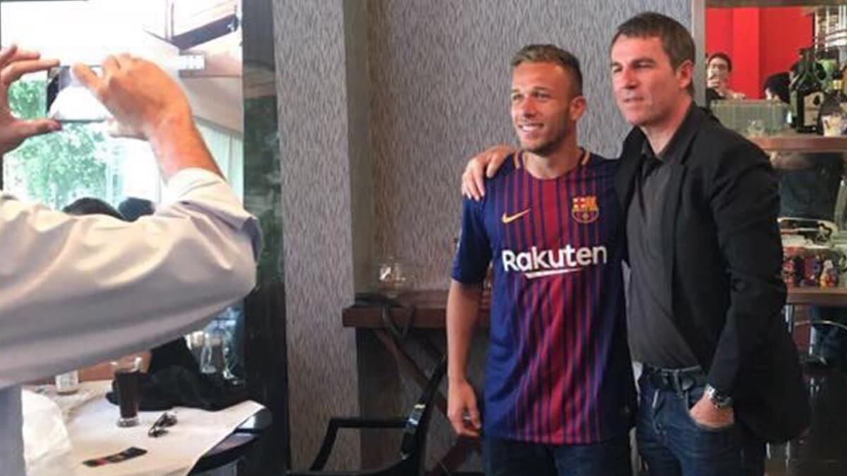 Robert Fernàndez con Arthur Ramos,  jugador del Gremio de Portoalegre.