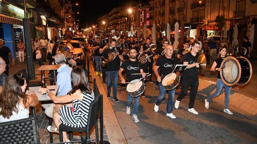 La banda municipal llena las calles de música tradicional