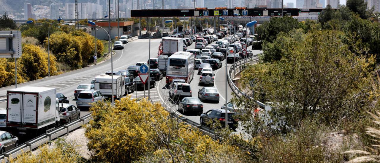 Vehículos, en uno de los accesos a Benidorm desde la AP-7, en cuyas barreras de peaje suelen producirse retenciones en periodos de puntas de tráfico.