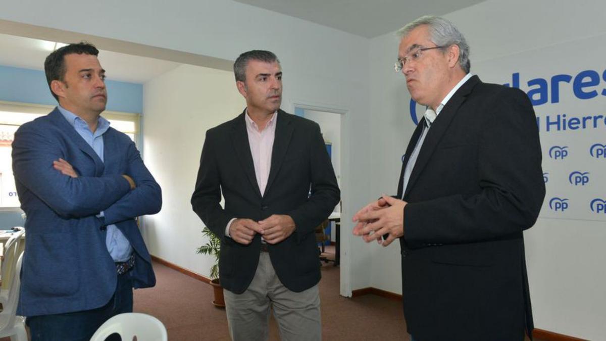 Juan Manuel García, Manuel Domínguez y Rubén Armiche, ayer. | | EFE