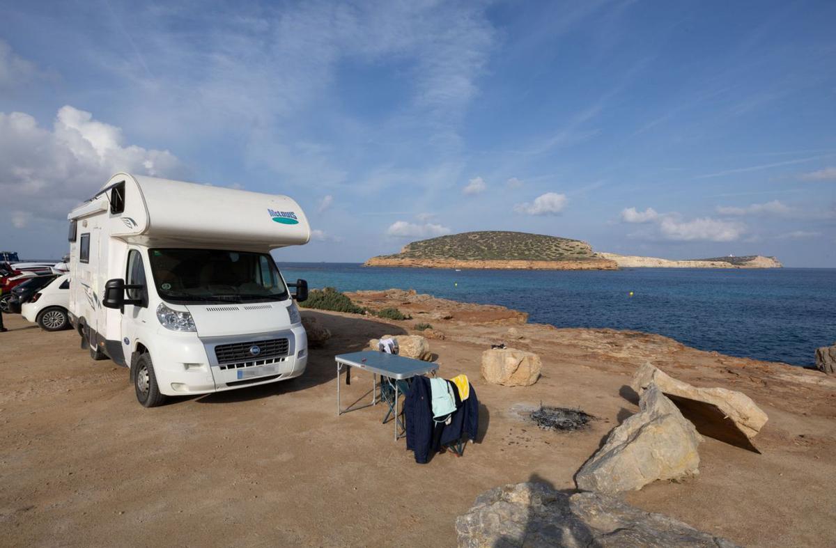 Consejos entre caravanistas en Ibiza: «Gran 'parking' con vistas a es Vedrà»