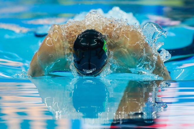 Nicholas Santos de Brasil en la final de los 50m mariposa en los Mundiales de Piscina Corta que se celebran en Hangzhou, China.