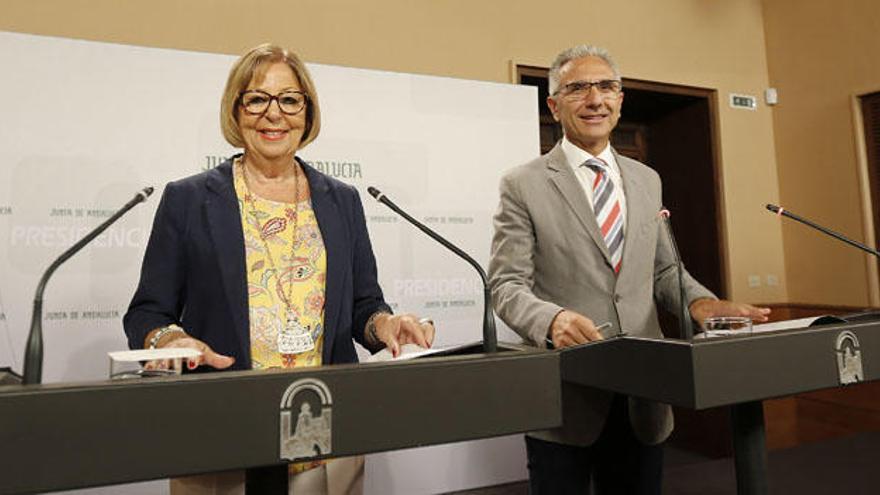 El portavoz del Ejecutivo andaluz, Miguel Ángel Vázquez, junto a la consejera de Educación, Adelaida de la Calle.